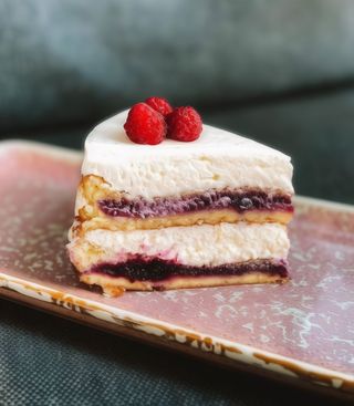 Сметанковий торт з сиром Філадельфія та ягодами (230г)