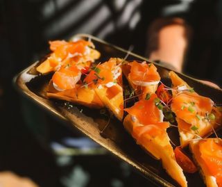 Вафлі з сирним мусом та слабосоленим лососем (280г)