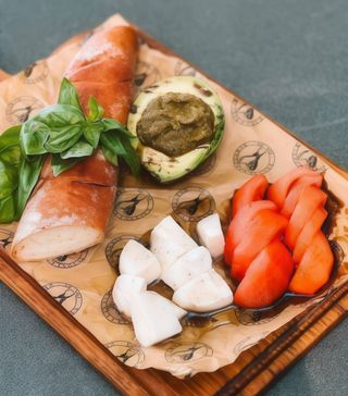 Салат з Моцарелою, томатами та авокадо на грилі (370г)