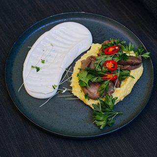 Томлені баранячі язички з пюре і вершковим соусем