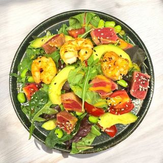 Салат з тунцем татакі та смаженими креветками (220г)