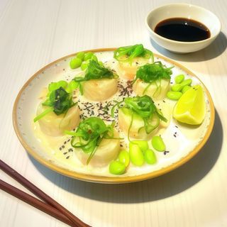 Морські гребінці на вершковій подушці з Чукою та Едамаме (200грам)