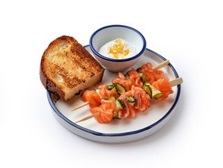 Шпажки з слабосоленим лососеи та огірком