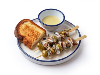 Шпажки з кількою та грильованими оливками