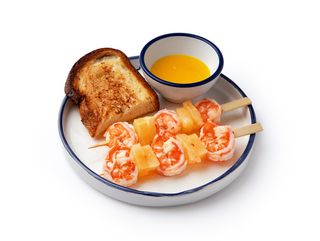 Шпажки з тигровими креветками й ананасом