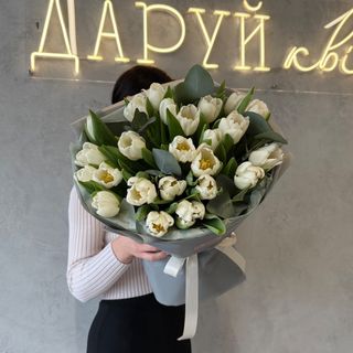 Букет з 25 білих тюльпанів з евкаліптом