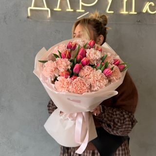 Ніжний букет з 15 тюльпанів та 11 діантусів