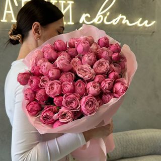 Букет з 15 гілок кущової троянди Сільва пінк