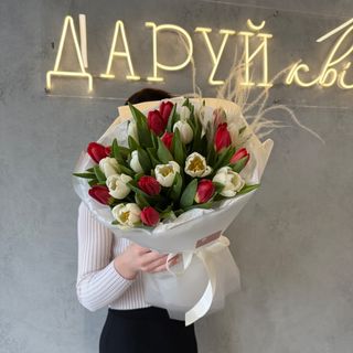 Букет з 25  біло-червоних тюльпанів з стіфою