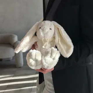 М'якенький зайчик білого кольору