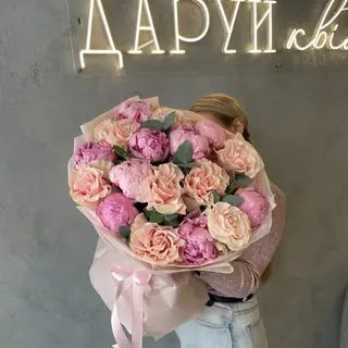 Букет з 8 французьких троянд, 9 півоній та евкаліпт