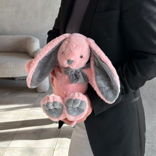 М'якенький зайчик рожево-сірого кольору