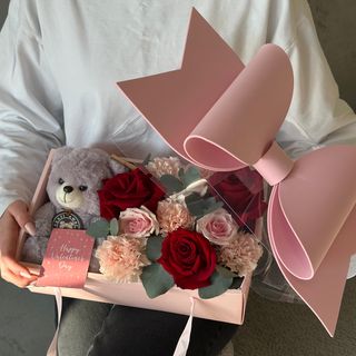 Рожева квіткова коробка з бантом