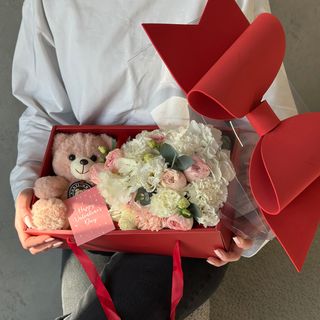 Червона квіткова коробка з бантом