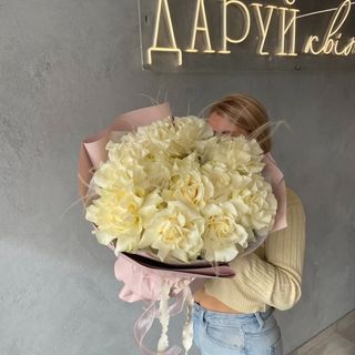 15 білих троянд з стіфою в рожевому пакуванні