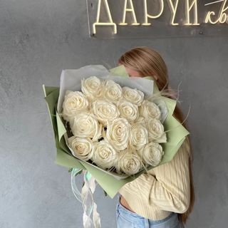15 білоніжних троянд з стіфою