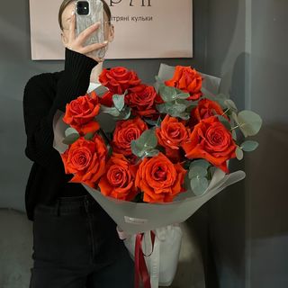 Букет з 11 троянд Ніна та 5 евкаліпта