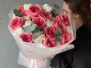 Букет 11 піоновидних троянд, 15 діантусів та евкаліпт