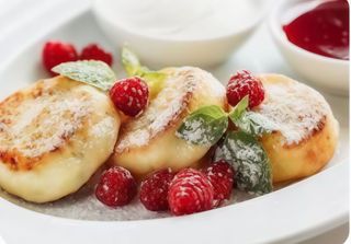 Сирники солодкі з топінгом, сметаною та ягодами