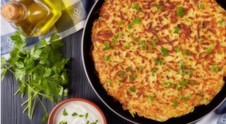 Дерун зі шкварками, цибулею та сметаною