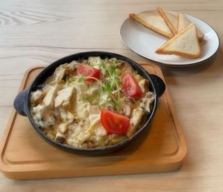 Дерун кабачковий з куркою у вершково-грибному соусі