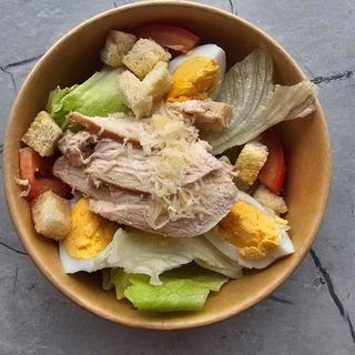 Салат цезар з куркою