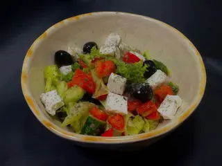 Салат Грецький з соусом Pesto (250г)