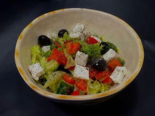 Салат Грецький з соусом Pesto (250г)