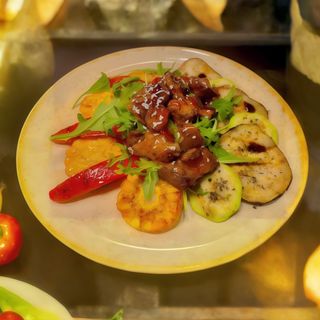 Салат гриль з карамелізованою телятиною (250г)