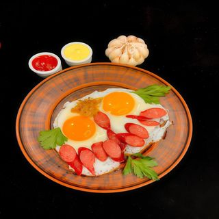 Яєчня з ковбасою (200г)