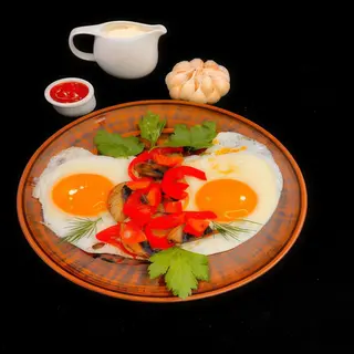 Яєчня з овочами (200г)