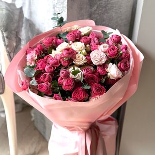 Букет святкових троянд