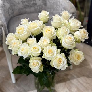 Букет білих троянд