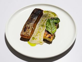 Стейк лосося на грилі