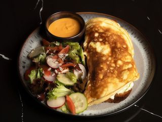 Омлет на бріоші з міксом салату (250g)