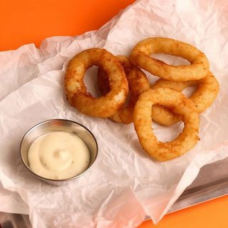 Цибулеві кільця з часниковим соусом (190г)