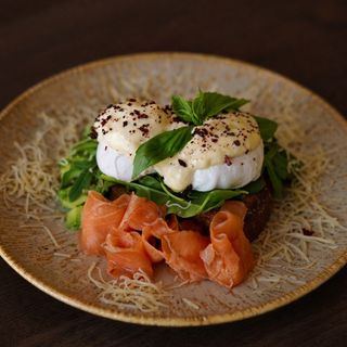 Brioche con salmone e pesto