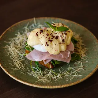 Brioche con prosciutto e pesto rosso