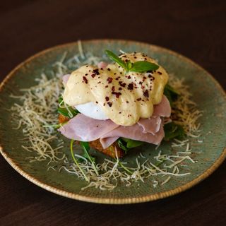 Brioche con prosciutto e pesto rosso