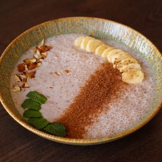 Porridge di lino con banana e mandorle