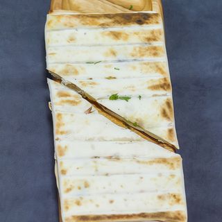 Сир Сулугуні в лаваші