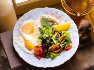 Ейзінг з хумусом та салаткою (300г)