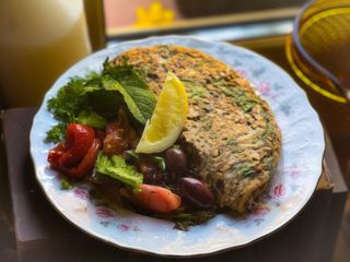 Мацебрай з лабне та салатом (300г)