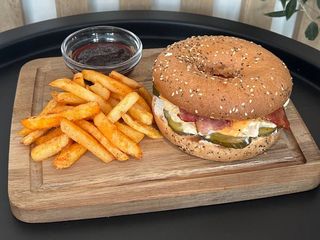 Бейгл з беконом, картопля фрі, соус та напій