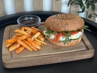 Бейг з рибою, картопля фрі, соус та напій