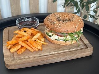 Бейг з куркою, картопля фрі, соус та напій