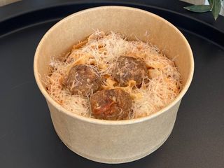 Паста з мітболами та томатним соусом