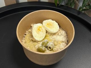 Вівсянка з яйцем, оливками та пармезаном