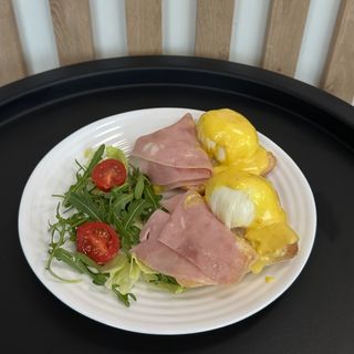 Яйця пашот із соусом hollandaise