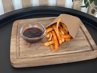 Картопля фрі та соус